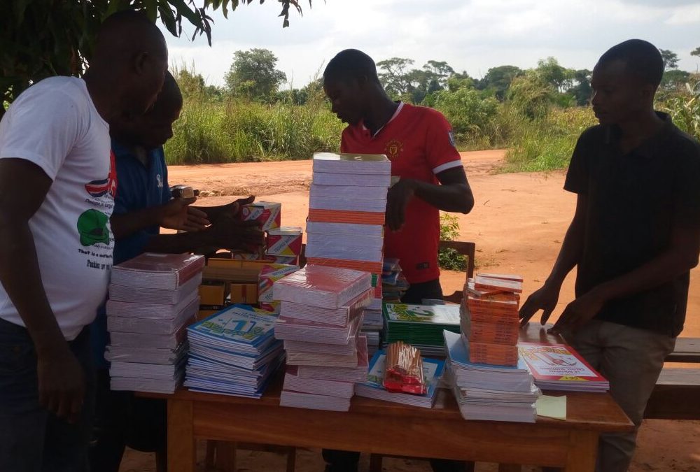 Distribution de cahiers pour la rentrée scolaire à l’EPP Badjénopé (Préfecture de Vo)